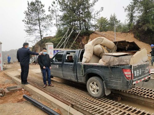 在八达建筑垃圾消纳场监管钟岭环境卫生整治车运输车辆倾倒莎发,情况